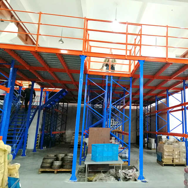 Mezzanine supportée par support industriel en métal de capacité de charge élevée adaptée aux besoins du client